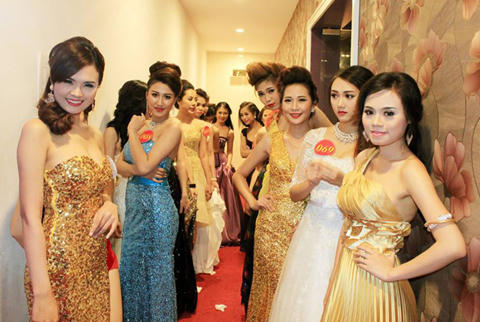 Hậu trường nực cười của các cuộc thi nhan sắc “ao làng“